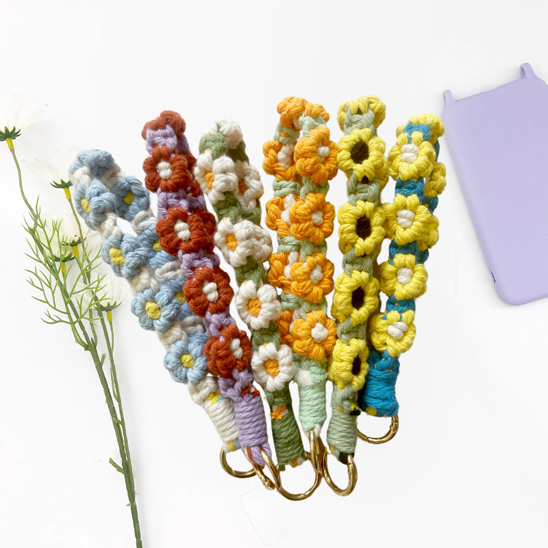 High-end woven keychain, Daisy flower color-blocking key chain, bracelet, pendant, mobile phone chain, Bohemian style Application Scenario