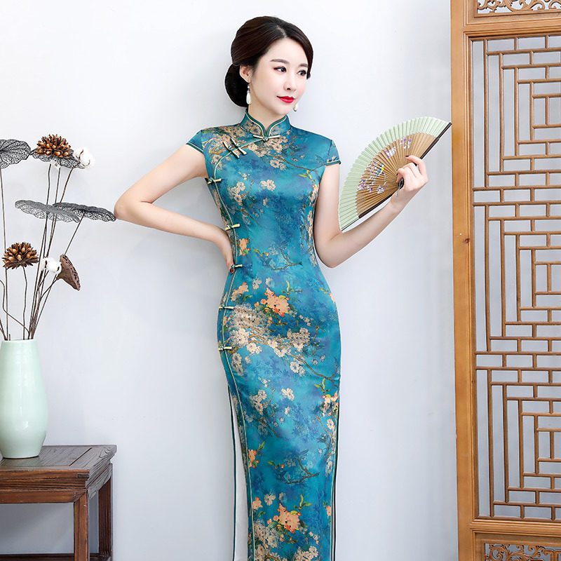 A new Chinese-style long cheongsam in the Republic of China era, with a traditional Chinese style, has been improved for young women. It exudes a sense of luxury and is a retro, slimming fashion show style Application Scenario