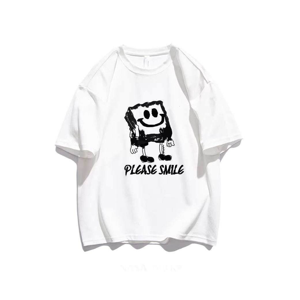 وكان إسبونج بوب، الذي يحمل قمصان قصيرة الأكمام القصيرة، يرتدي ملابس ترفيهية في مجموعة من الياقات الطباعية الجديدة في فصل الصيف Item Picture