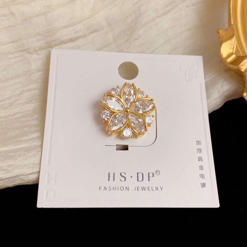 French fashion micro-inlaid zircon flower clasp brooch is exquisite, versatile, and exudes a sense of high-end sophistication. It is a super shiny and anti-glare accessory