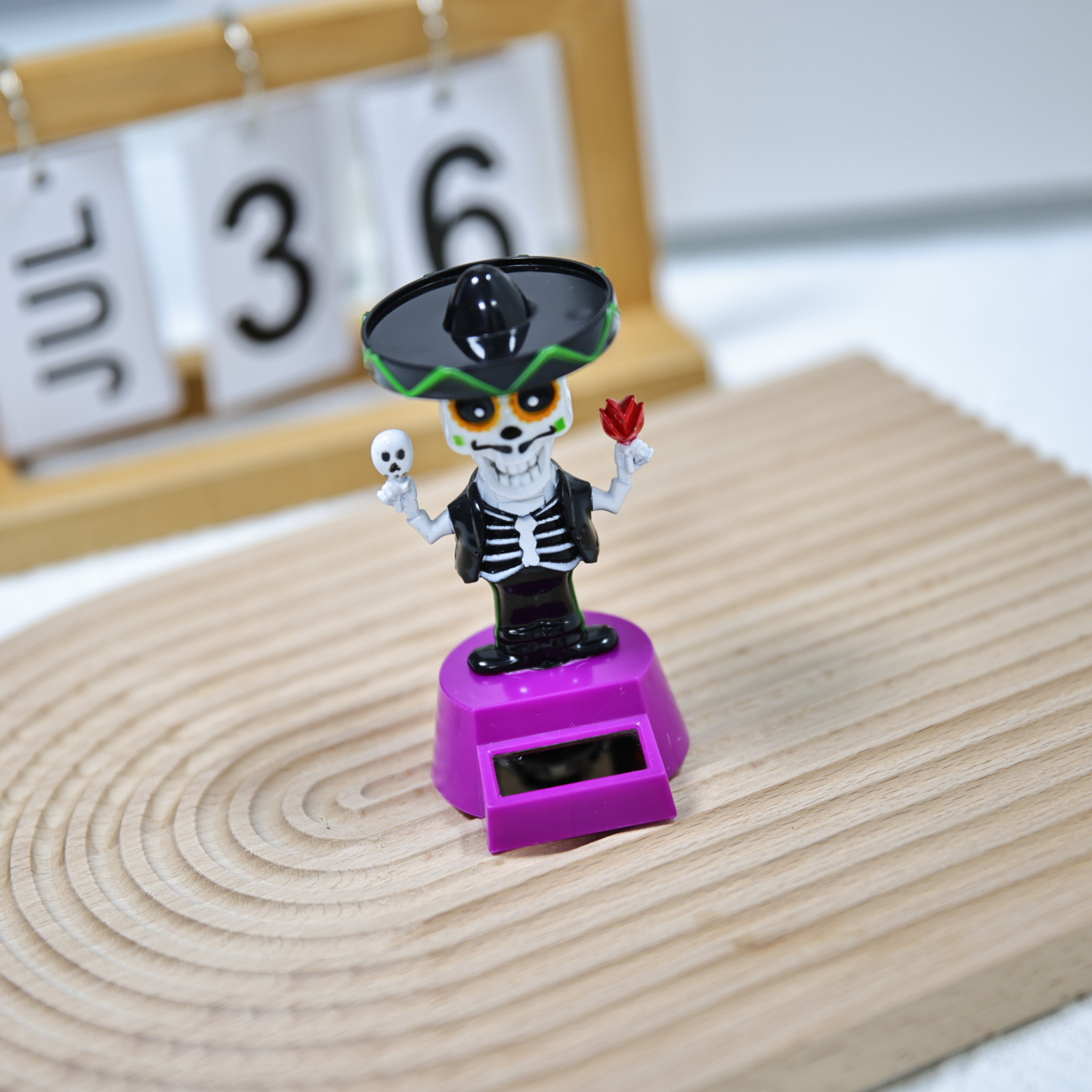 Hot-selling Halloween gifts: Solar-powered creative shaking head car figurines, hat skull dolls. Wholesale and consignment available