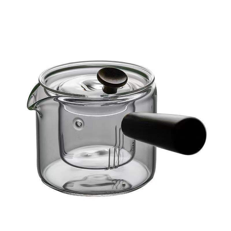 The side-handled glass teapot can be used for boiling tea. The wooden handle can be used for brewing tea. The heat-resistant intuitive teapot is a household water boiler Item Picture