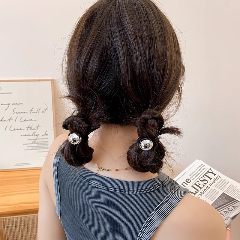 The Korean blogger Feng Liang's silver small ball hair band and headband are both unique and stylish, featuring elastic hair accessories and bracelets that exude a simple yet sophisticated vibe Application Scenario