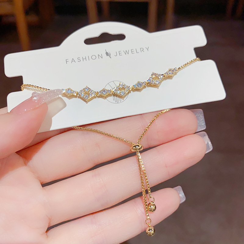 Korean light luxury style, exquisite zircon diamond-shaped bracelet, women's niche design sense, fashionable and versatile, sweet and versatile bracelet Application Scenario