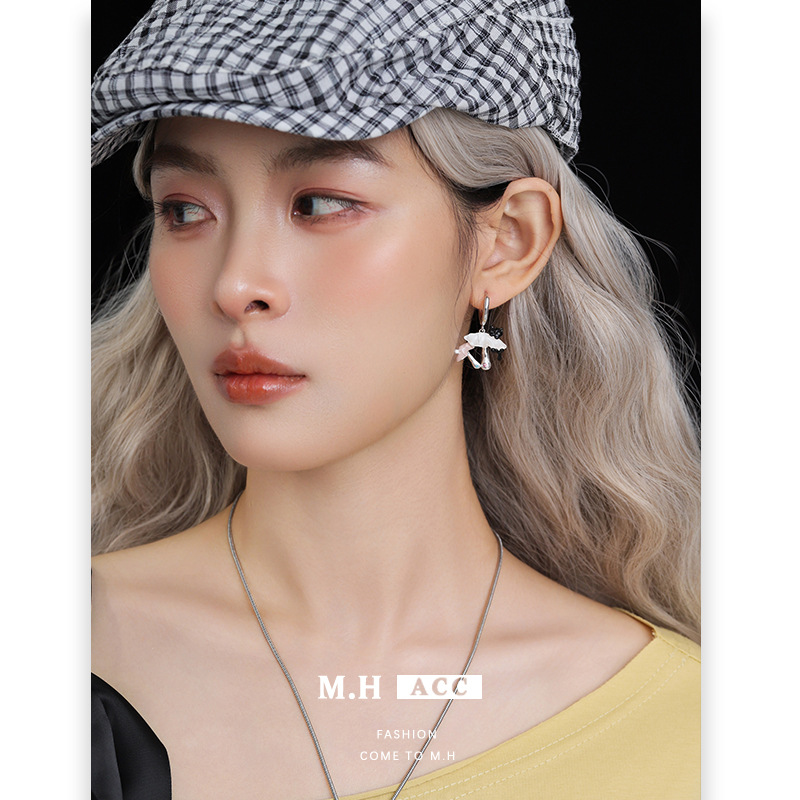 Fun cartoon cute cloud cat earrings for women, fashionable and individual, versatile, sweet and cool style, high-end earring details Picture