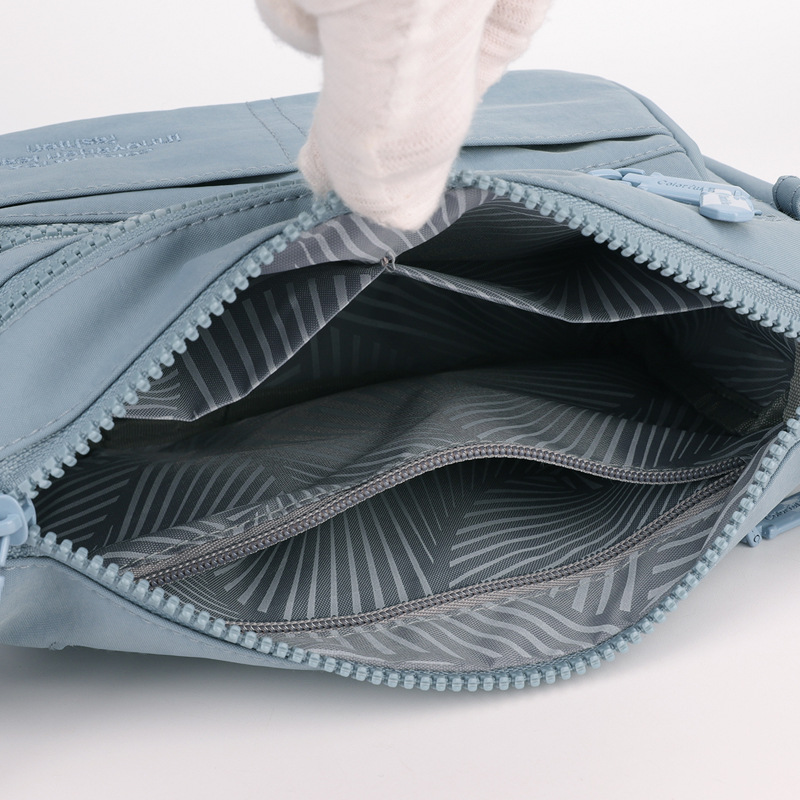 The new versatile nylon single-shoulder bag for women is a simple, casual and lightweight crossbody bag for commuting Application Scenario