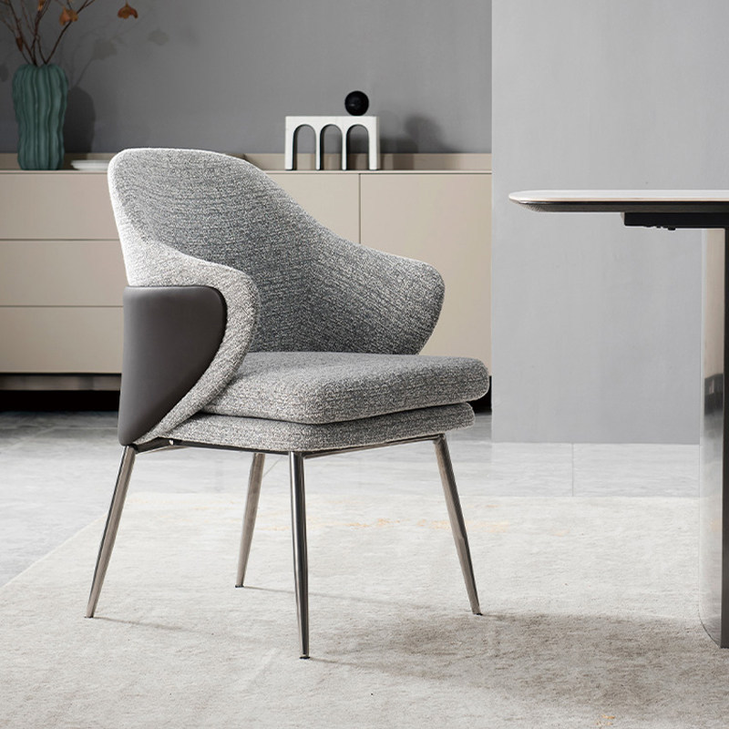 Star Factory wholesals over a hundred types of Italian minimalist dining chairs with a light luxury and high-end feel. These chairs feature solid wood backrests for dining and armrests, and are popular for modern home use details Picture