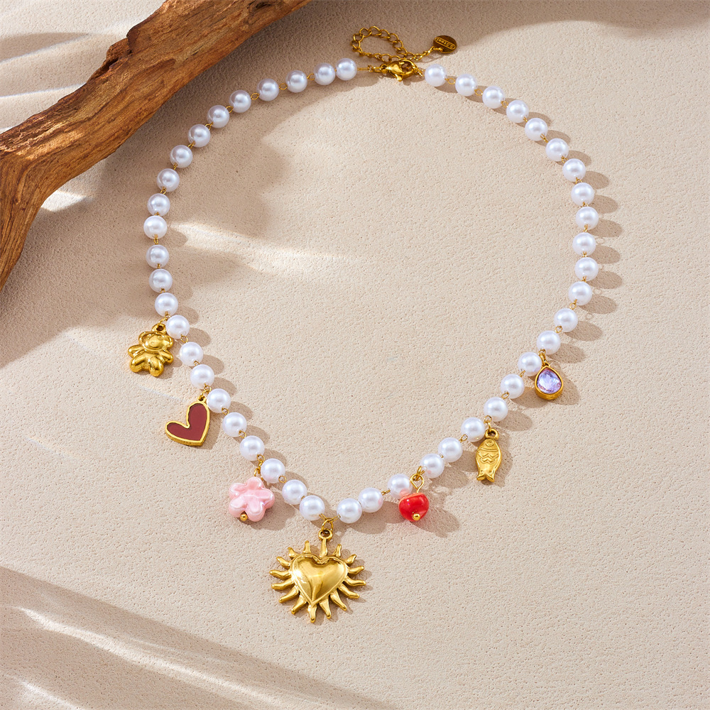 A retro pearl chain with a European and American cross-border style, gold-plated stainless steel smooth surface, heart-shaped round plate, resembling a dolphin necklace Specification image