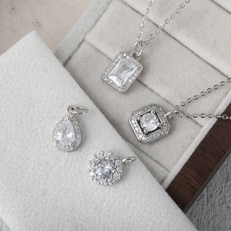 Honglu's best-selling copper-plated slightly inlaid zircon necklace for women's summer, a light luxury and niche pendant with a high-end collarbone chain accessory wholesale full figure