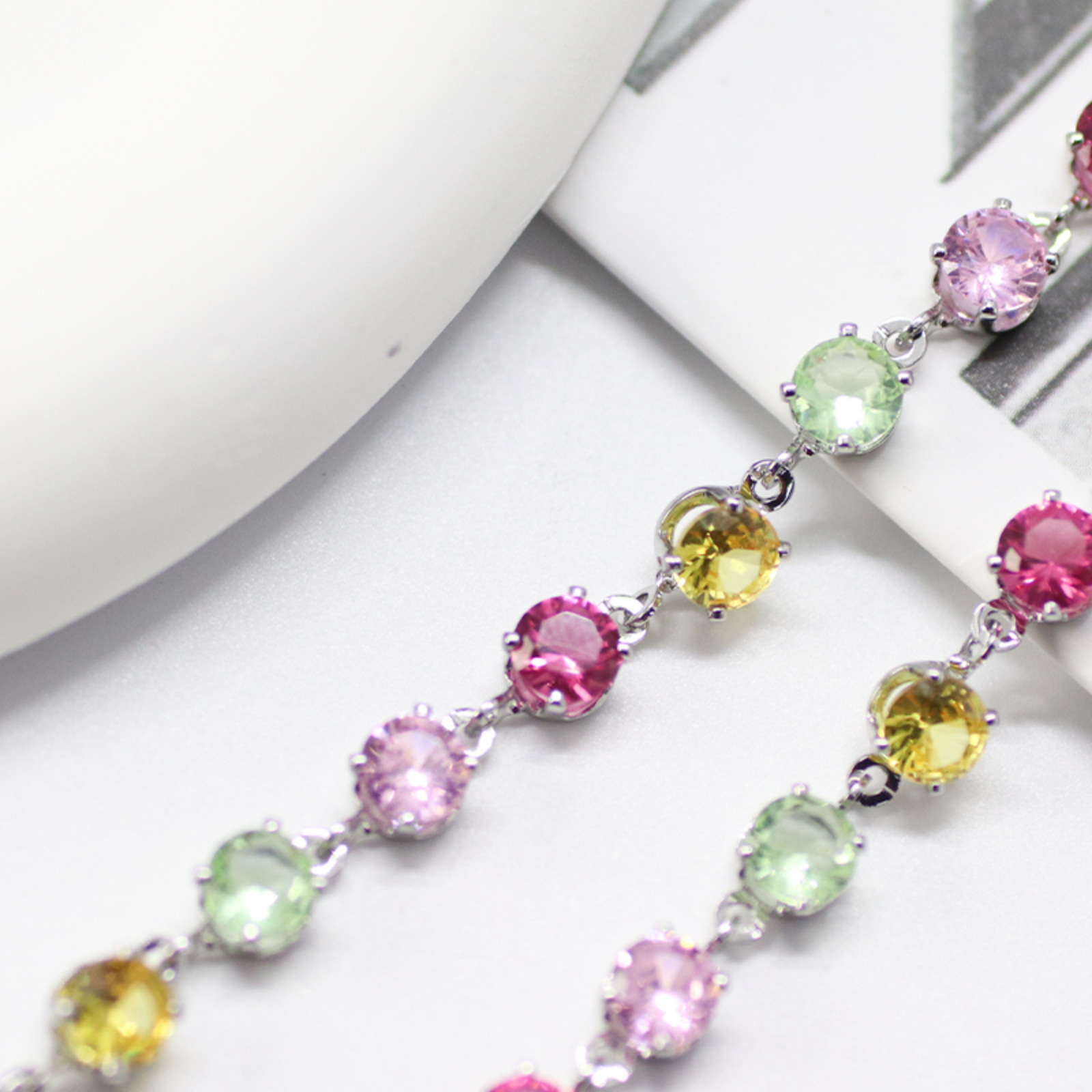 This is a high-quality classic round jewelry bracelet featuring the popular zircon element of "Beating Heart" from Shijia Application Scenario