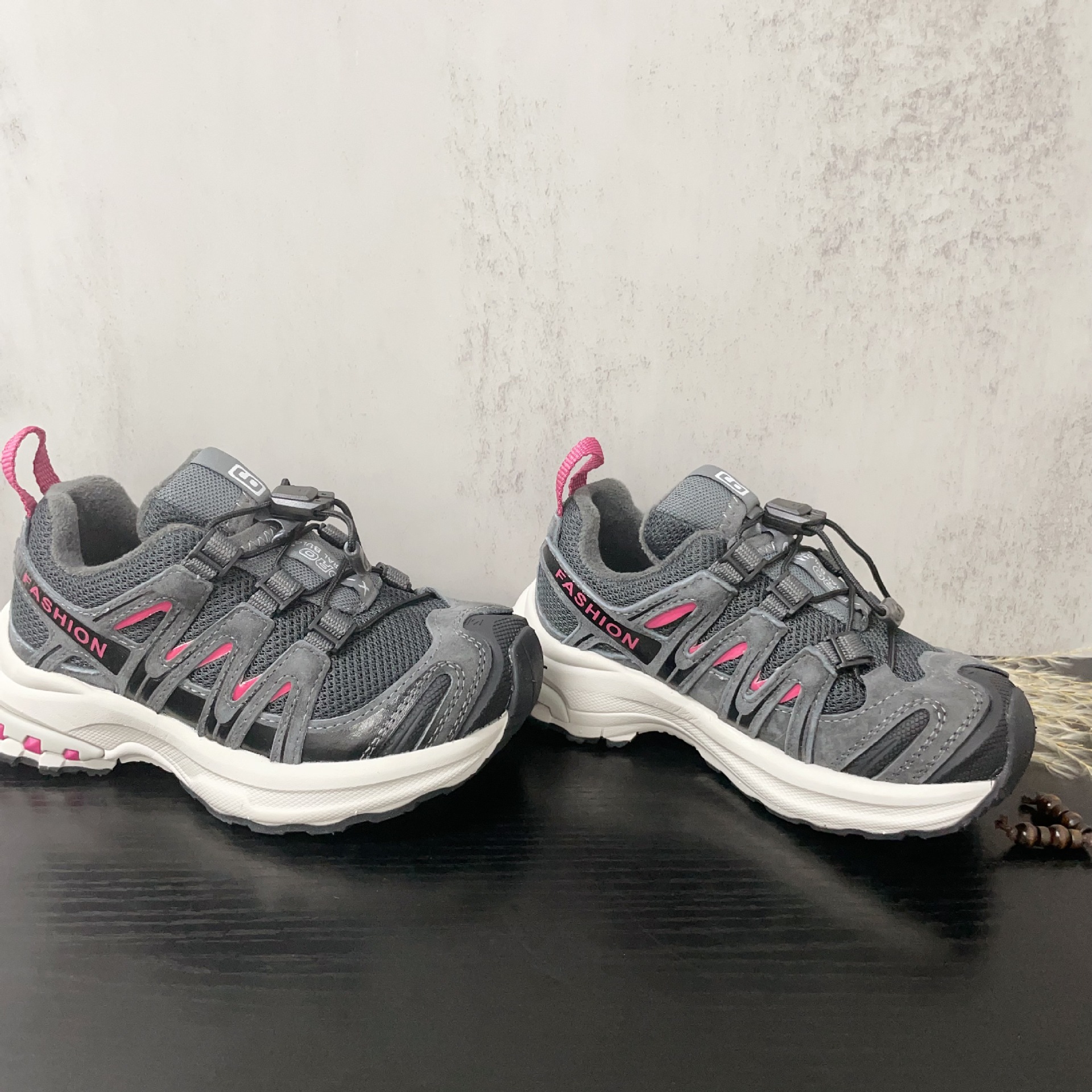 Classic color-blocked pattern decorative spliced drawstring fleece warm sports shoes for men and women in winter 2025 Specification image