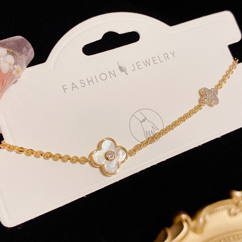 A trendy, fashionable and fresh, slightly inlaid zircon shell four-leaf flower bracelet, a light luxury and niche individual and elegant accessory