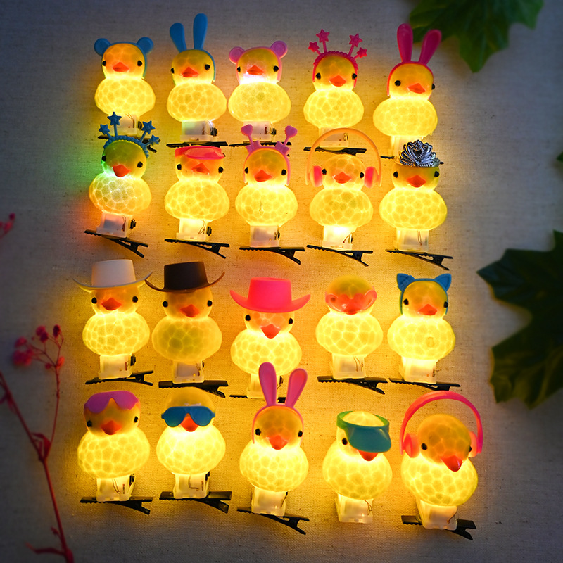 Little Yellow Duck hair clips, cute duck three-dimensional spring clips, cross-border foreign trade bestsellers, street stall gifts, hair clips and accessories Application Scenario