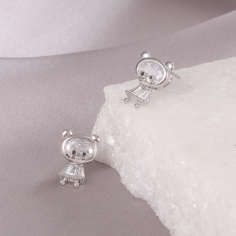 Xuhui jewelry features copper zirconium plated with real gold and silver needles, which are sweet, cute and versatile. The bear stud earrings are simple and elegant for women, and the earrings are niche details Picture