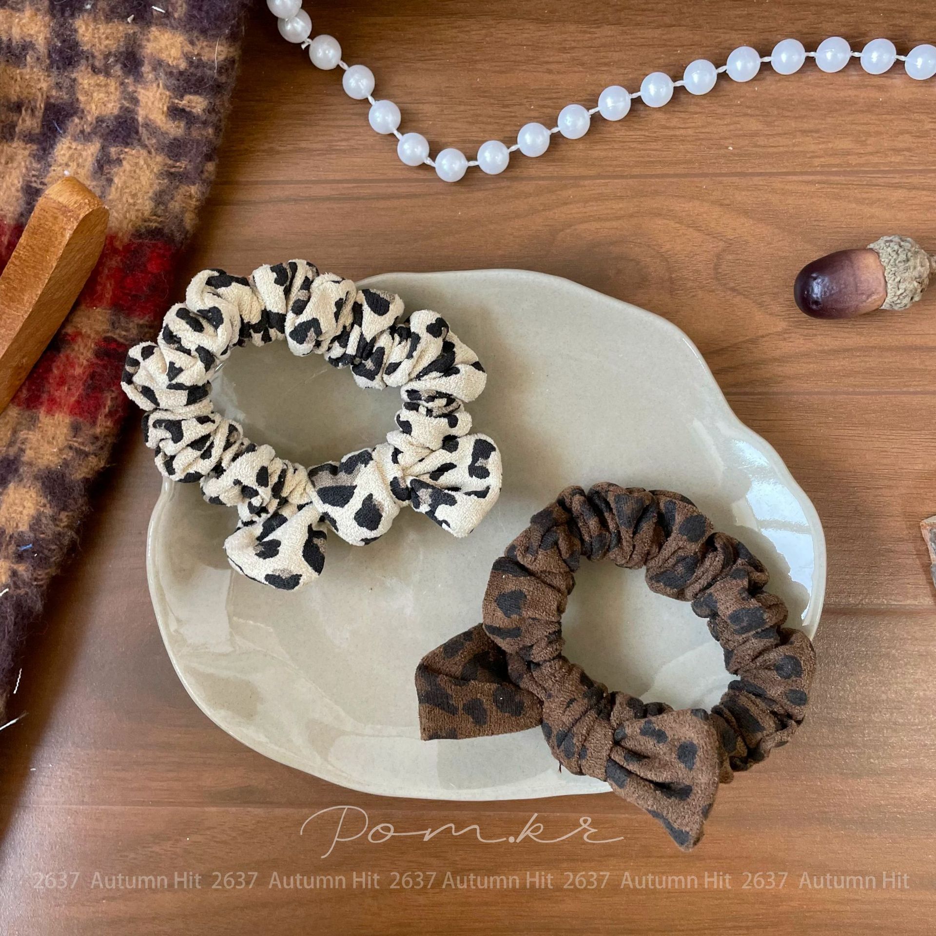 A new style of Korean-style retro leopard print small intestine hair band with a high-end, fashionable and stylish ponytail leather band hair accessory Application Scenario