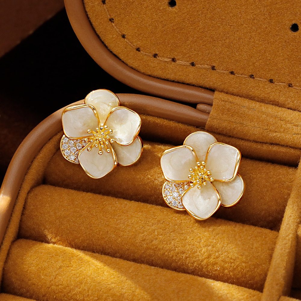 Hyacinth's niche design sense, high-end elegance, light luxury, unique stud and flower earrings will be the best-selling earrings for women on Douyin in 2025 Application Scenario