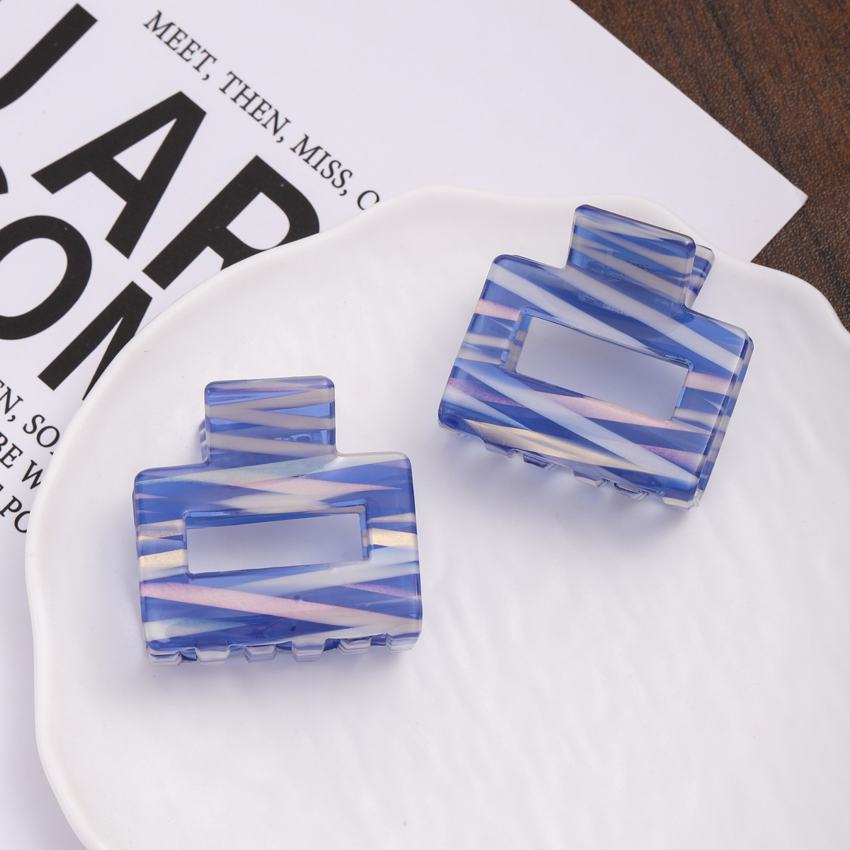 Korean InS-style blue and white striped square grab clip, a niche design hair clip, half-tied hair shark clip accessory at the back of the head