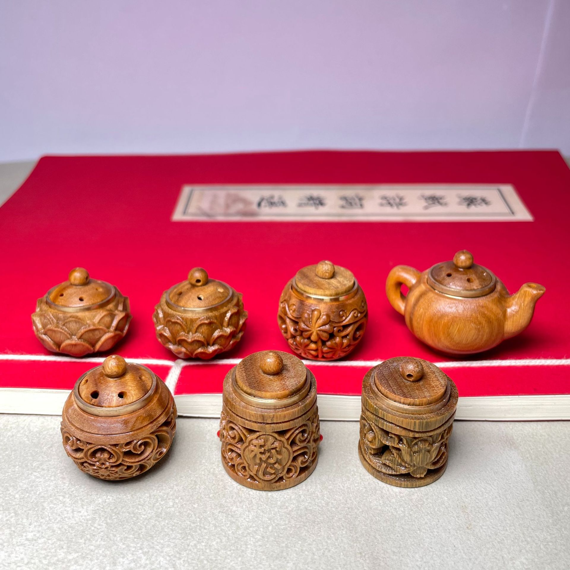 Chinese-style green sandalwood hollowed-out sachets, Xi Shi lanterns, peony and lotus flowers, handle POTS, diffusers, pendants, sandalwood ornaments and decorations details Picture