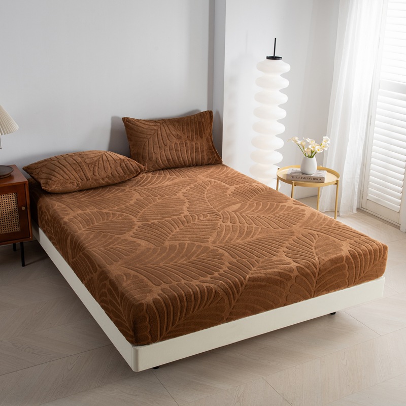 The 2025 new warm fleece dense carved milk fleece mattress cover is a cross-border popular bestseller and a mattress protection cover details Picture