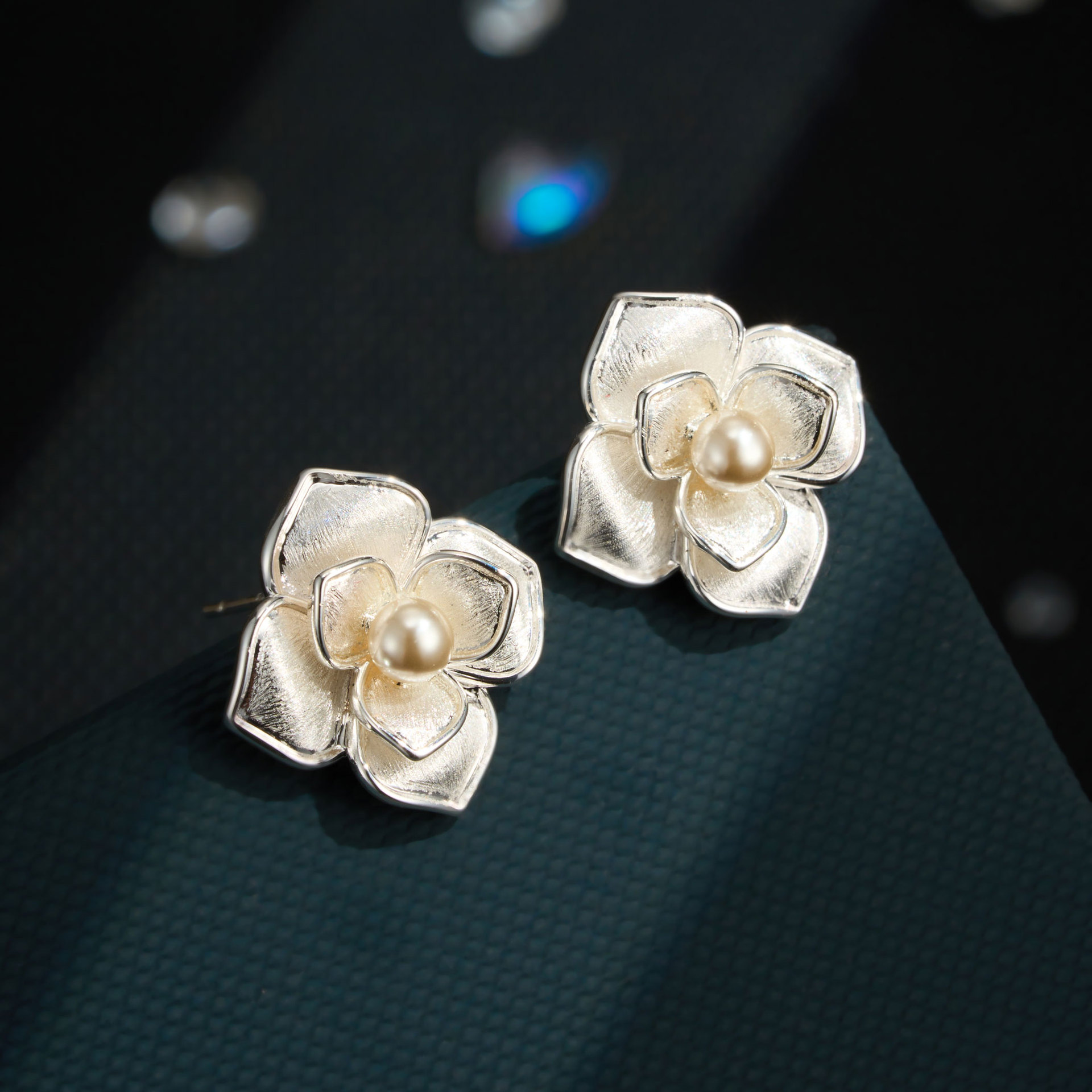 Pendientes de camelia de plata tridimensionales de doble capa aleación de cobre proceso de cepillado imitación de perlas s925 agujas de plata premium sense earwear details Picture