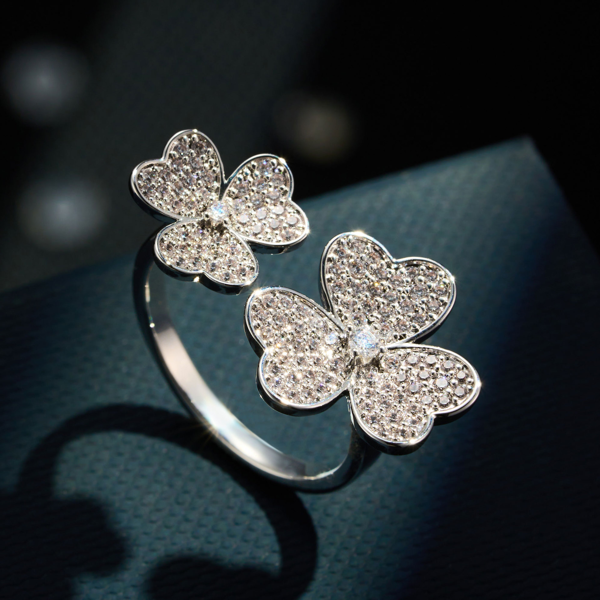 时尚轻奢双心三瓣花开口戒指铜合金微镶满锆高级感可调节精致指环