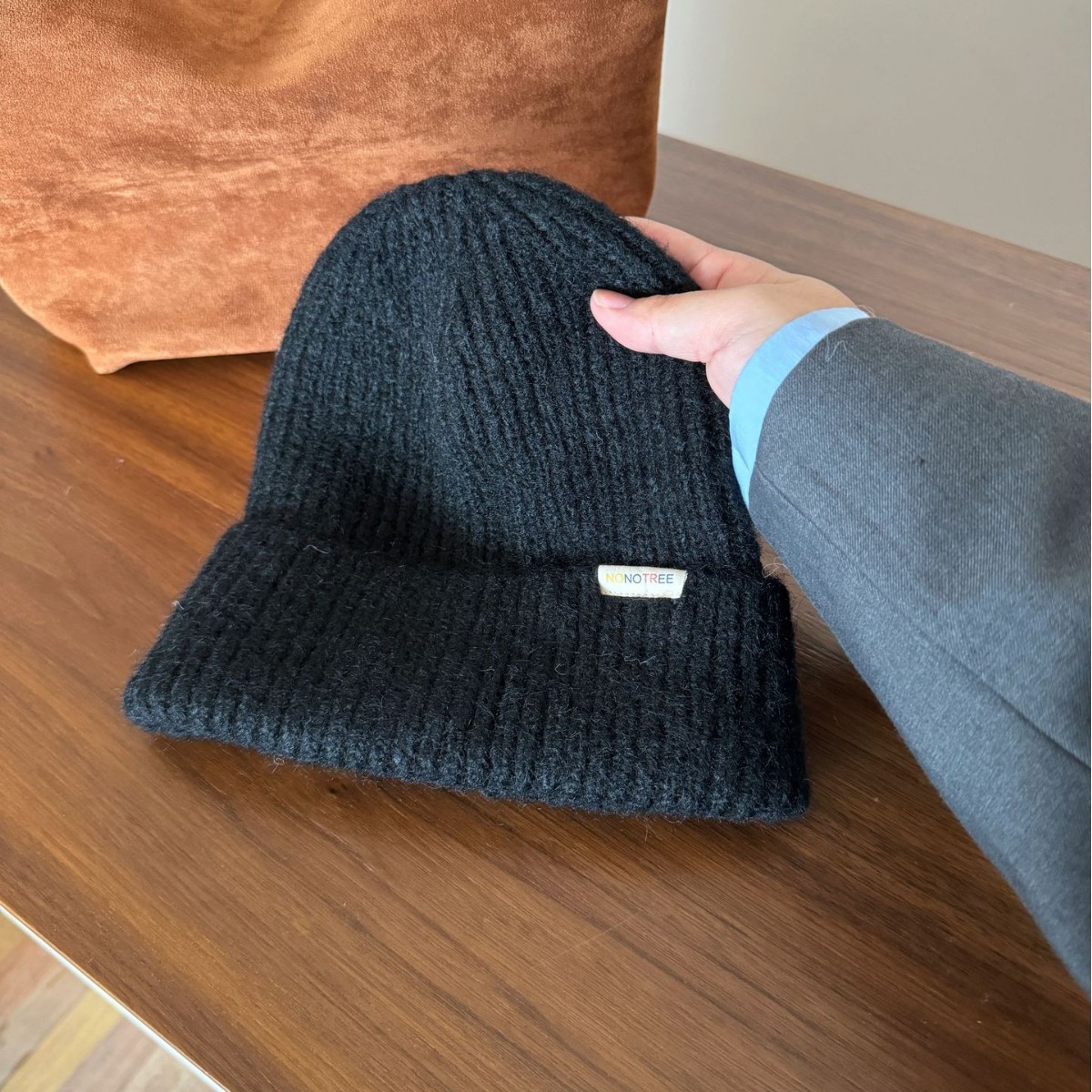 A new style of small knitted woolen hat with a fabric label for autumn and winter, which is warm, fashionable and versatile, and can show off your face