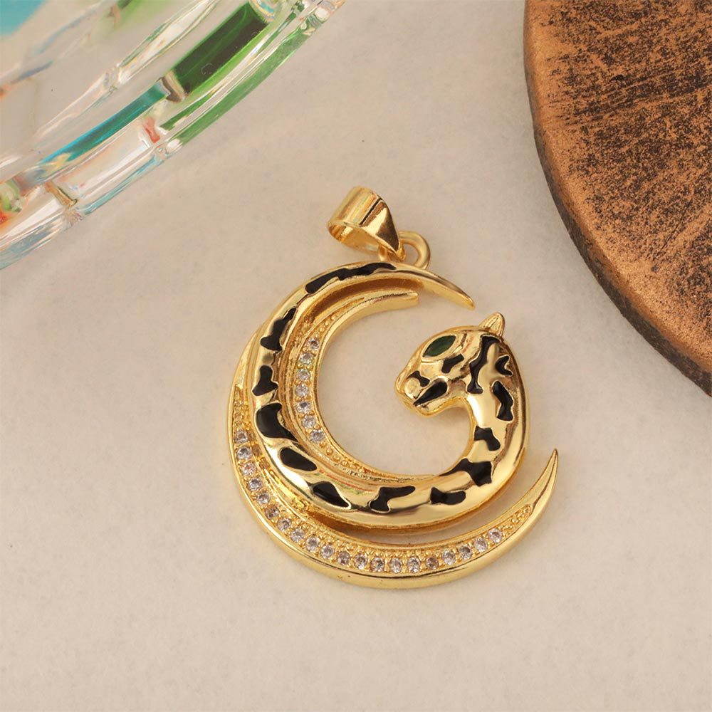 Cross-border exquisite multi-specification copper gold-plated and diamond-encrusted fashionable necklaces, personalized and elegant animal pendants, collarbone chain direct sales Application Scenario