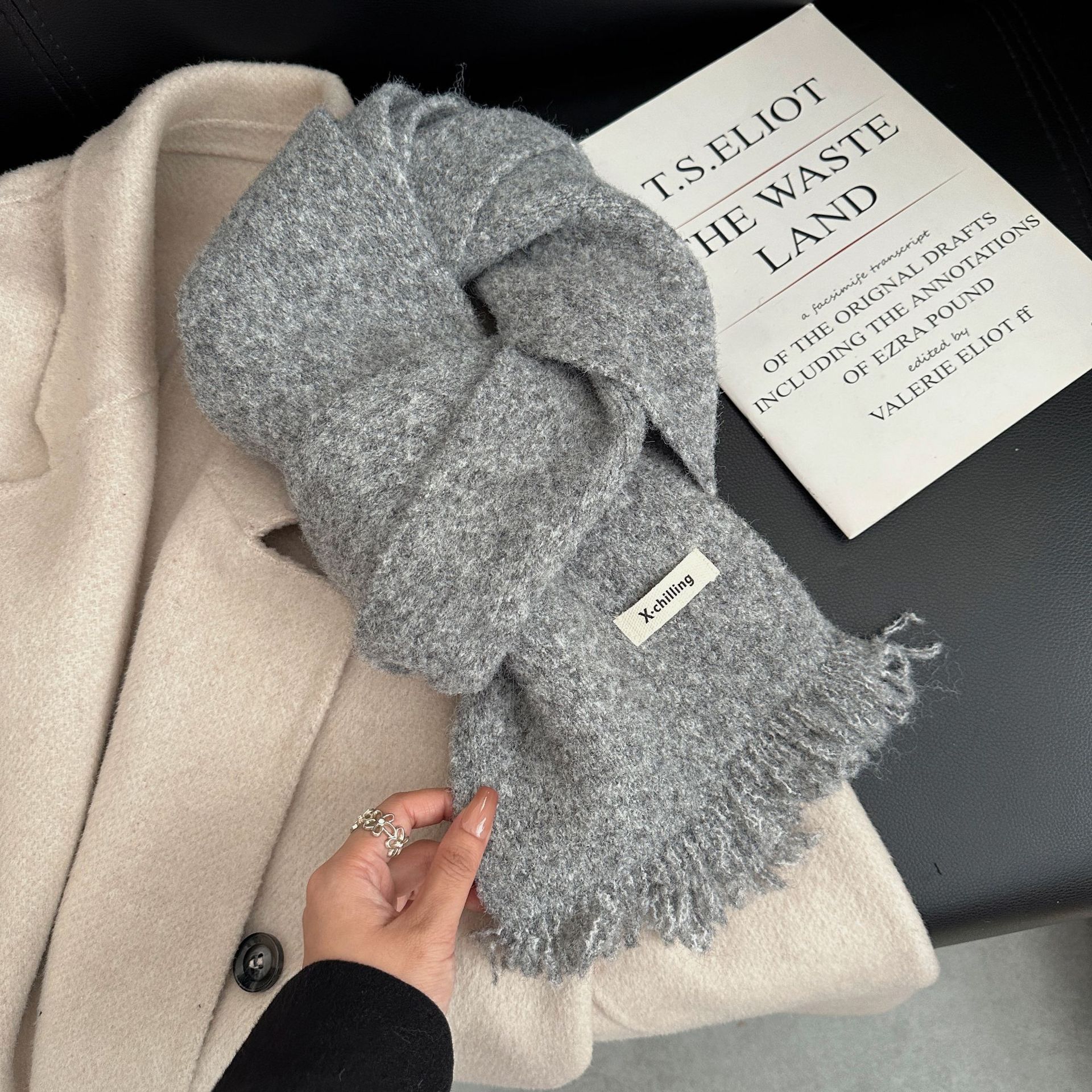 One-piece hair-keeping scarf for 2025 autumn and winter, a Korean-style atmosphere for women. Solid color short beard knitted wool blend scarf, versatile and warm. Wholesale at street stalls details Picture