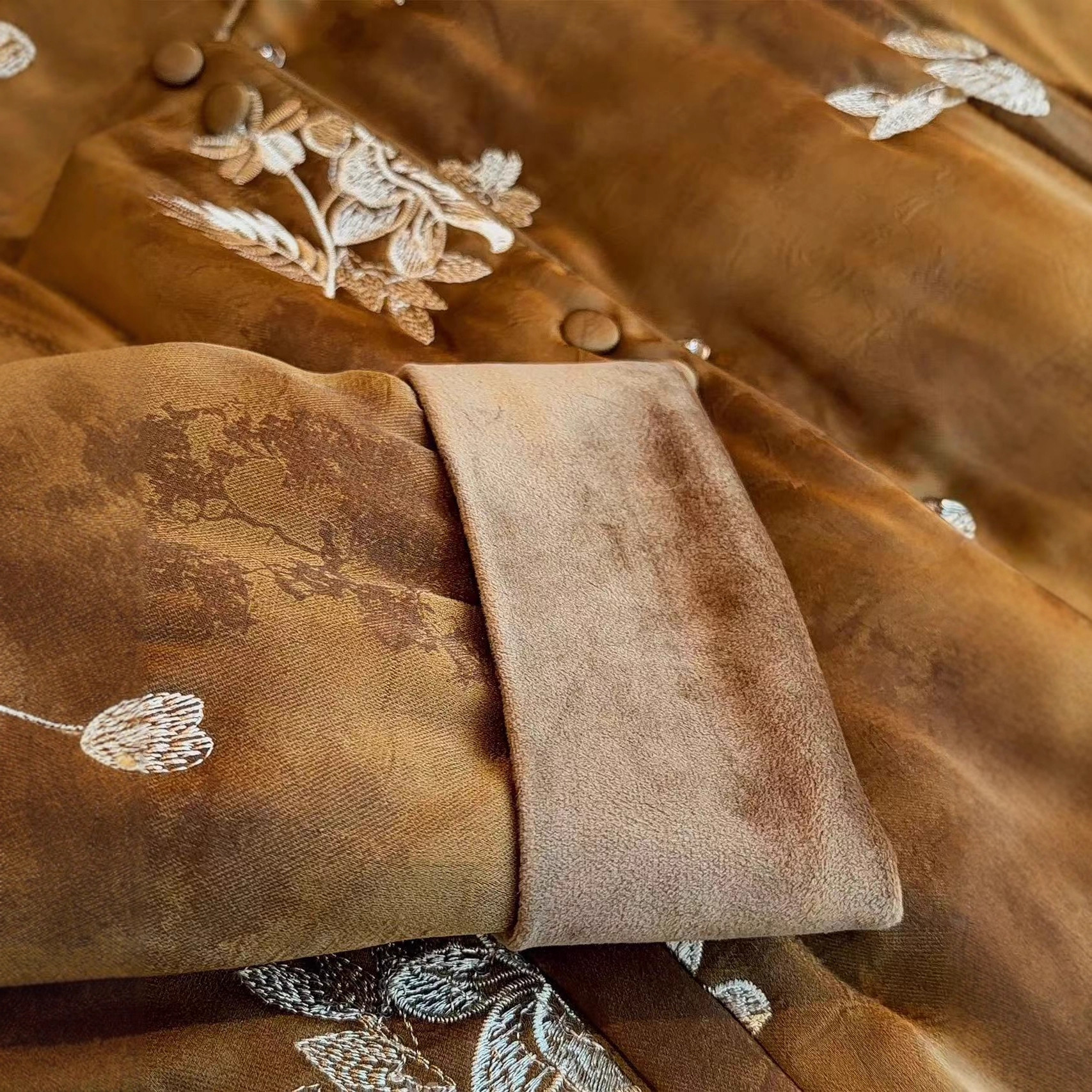 2025 New Chinese-style cotton-padded jacket for women's winter fashion, retro heavy embroidery, old money style cotton jacket Specification image