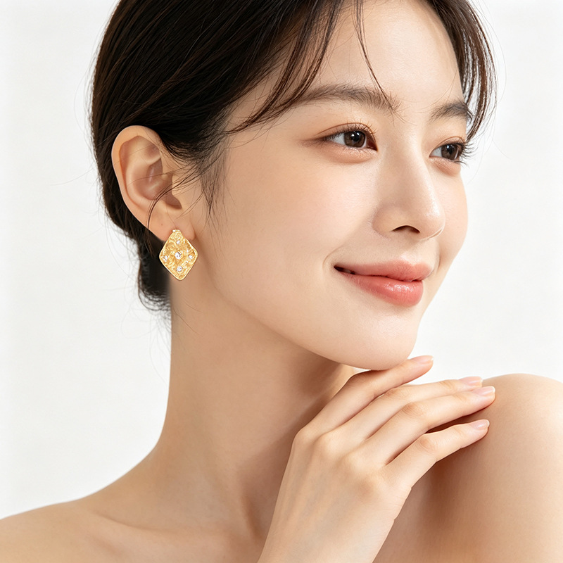 European and American style, simple and elegant, diamond-shaped design earrings, women's matte metal texture, geometric pleated zirconium earrings Specification image