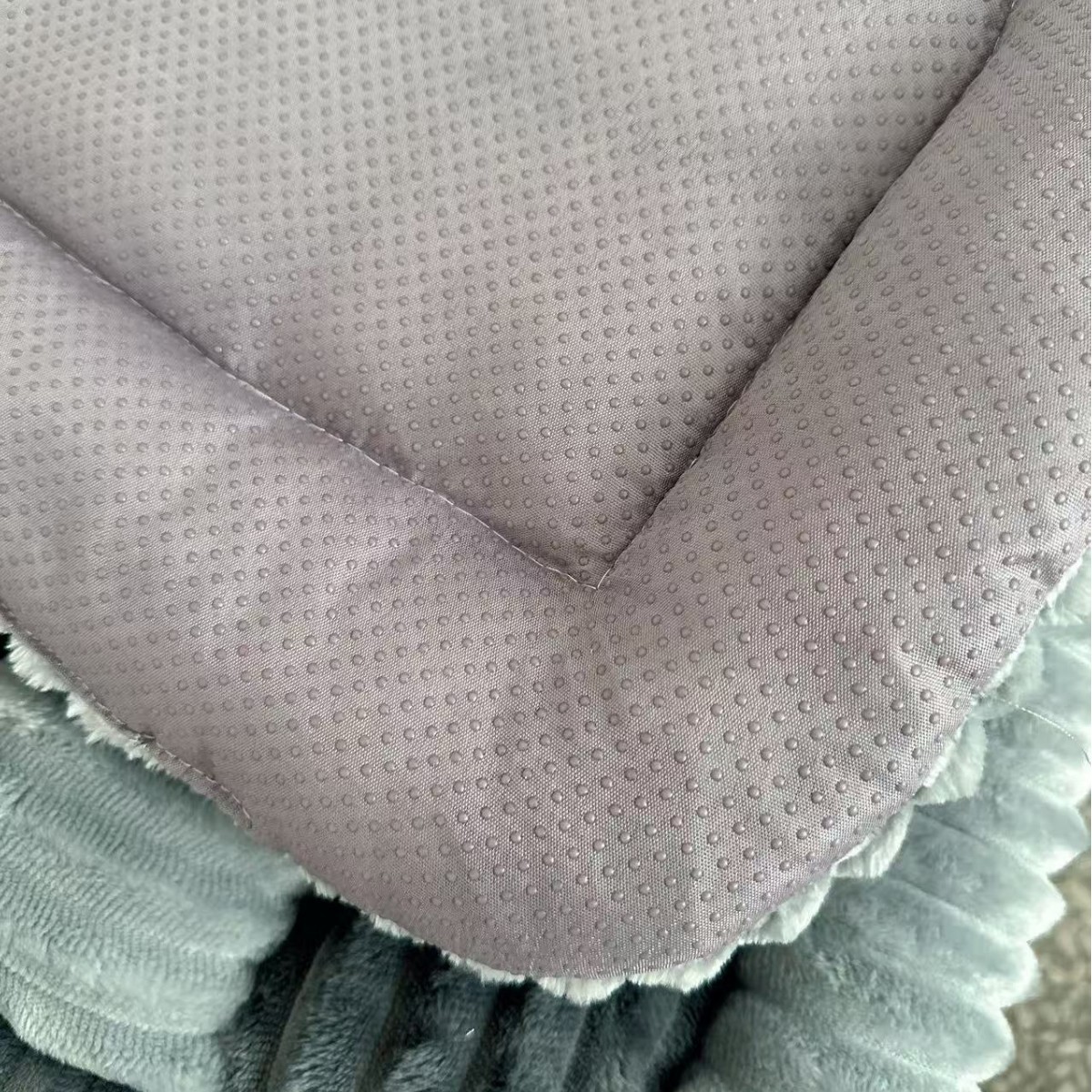 Winter pet car MATS, thickened plush sofa MATS, bay window anti-slip steamed bun MATS, and car rear seat MATS Specification image