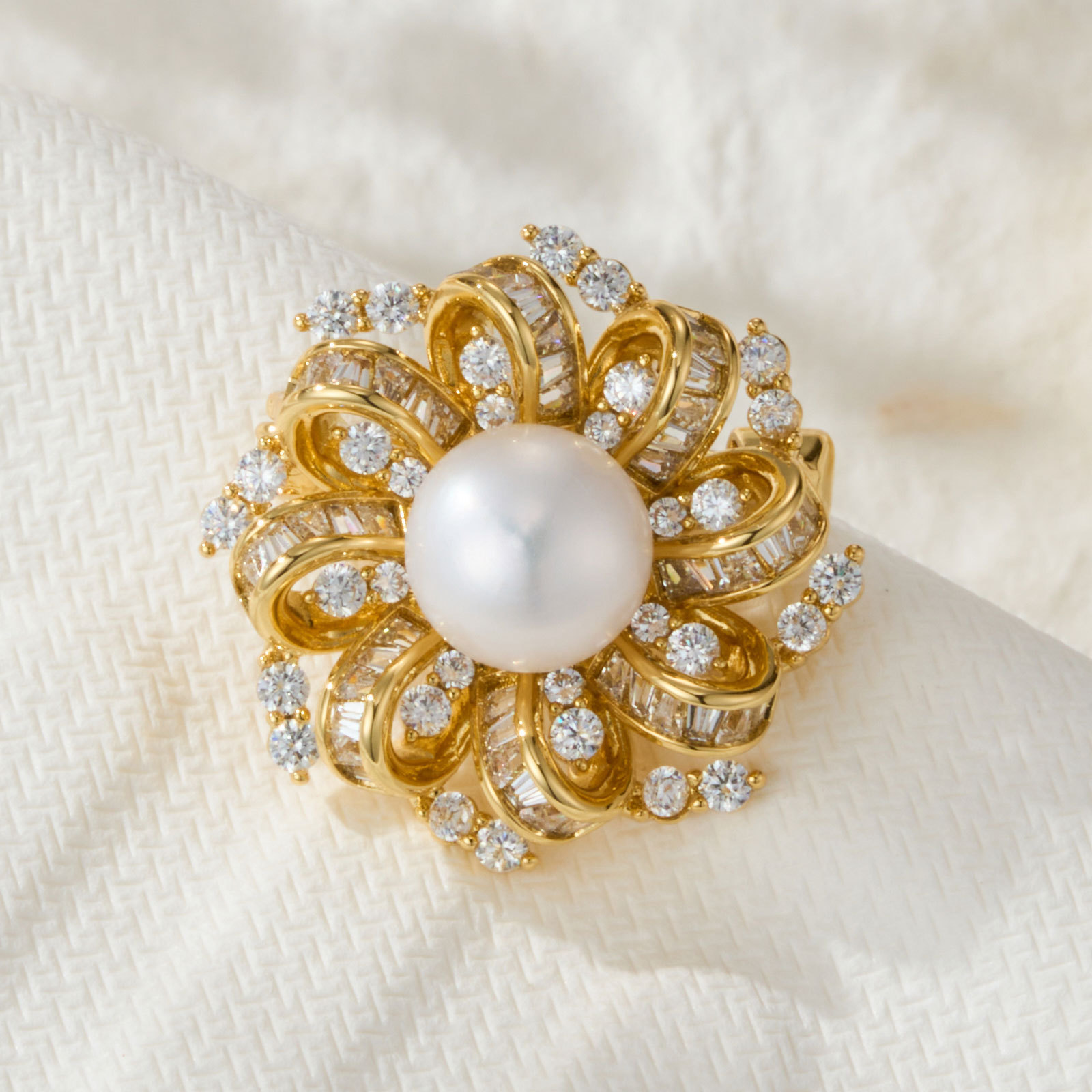 Elegant and luxurious double-layer firework brooch, copper alloy, real gold electroplated, freshwater pearl, slightly inlaid zircon, high-end sense pin Application Scenario
