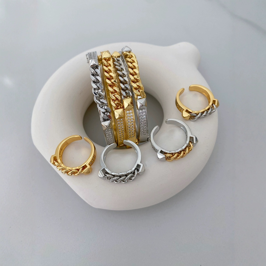 Neutral, simple and light luxury style copper gold-plated chain ring, trendy fashion accessory wholesale Application Scenario