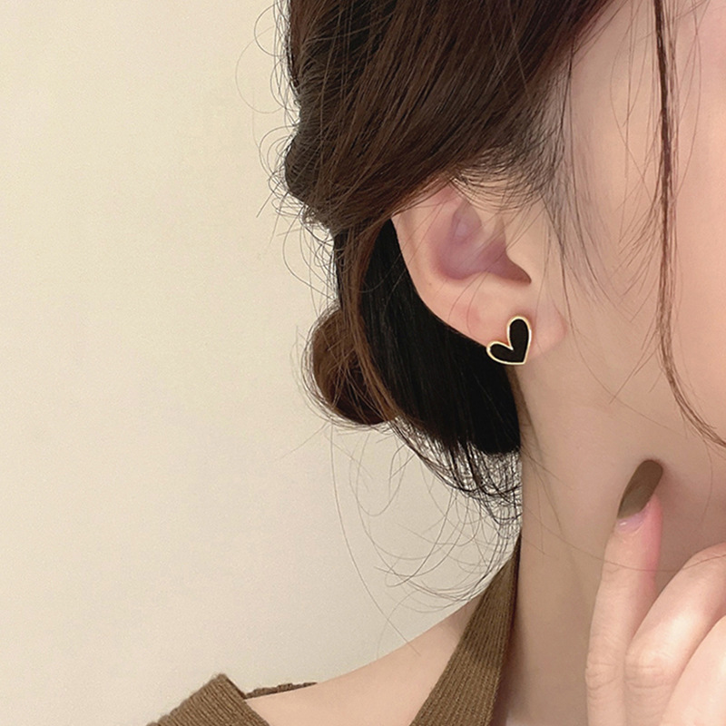 New fashionable and light luxury heart-shaped ear studs, gentle and elegant for women, high-end ear accessories, versatile for commuting, wholesale of ear needle accessories