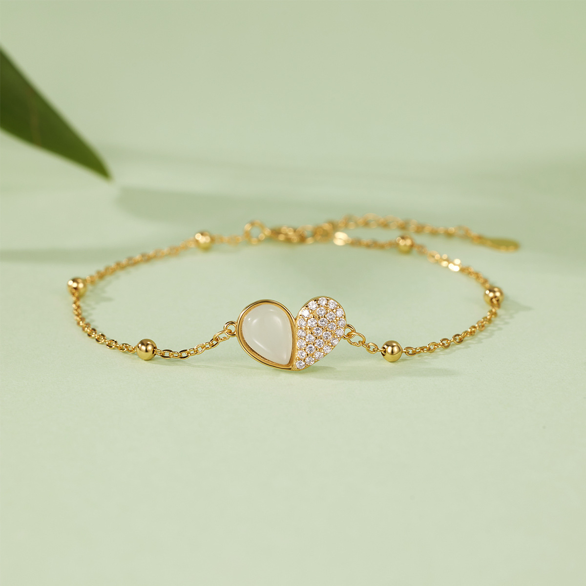 This fashionable and versatile heart-shaped bead bracelet, set with white chalcedony, is a unique and light luxury design for women's jewelry