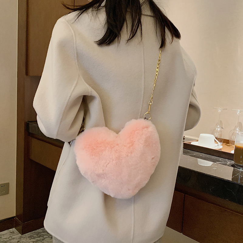 Solid-color plush heart bag, new winter 2024 fashion chain crossbody bag, single-shoulder furry armpit bag for women's cross-border travel Application Scenario
