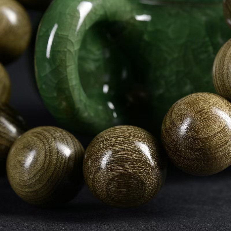 Sichuan Golden Thread Nanmu sunken wood Buddhist prayer beads bracelet, 108 pieces of ebony bracelet, male and female couple style wooden string, cultural and artistic accessories Application Scenario