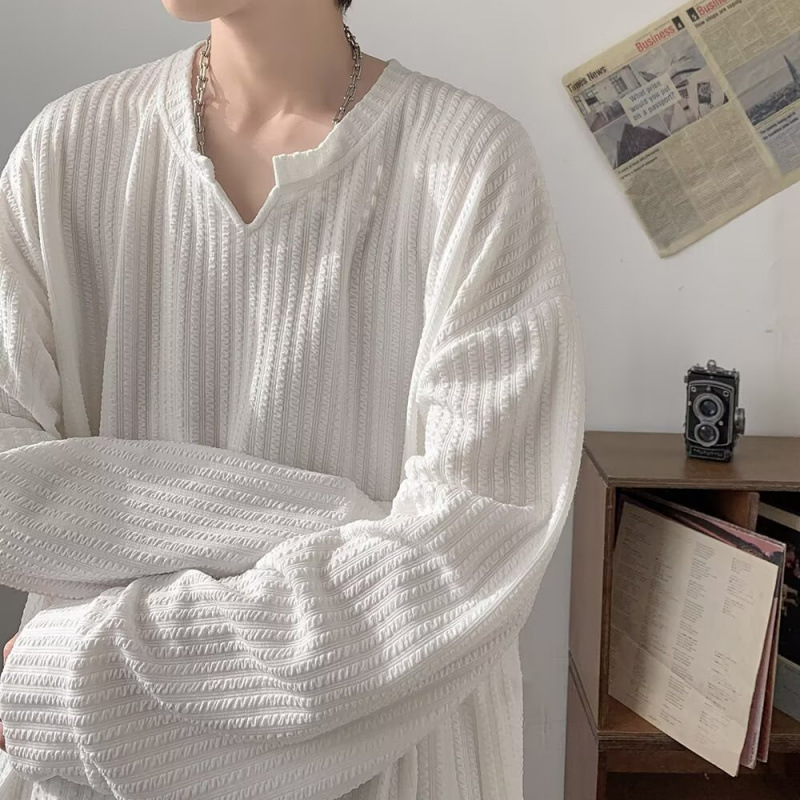 Textured V-neck long-sleeved T-shirt for men, a loose and heavyweight top from a trendy brand for spring and autumn. It exudes a cool and sophisticated vibe, paired with a base layer