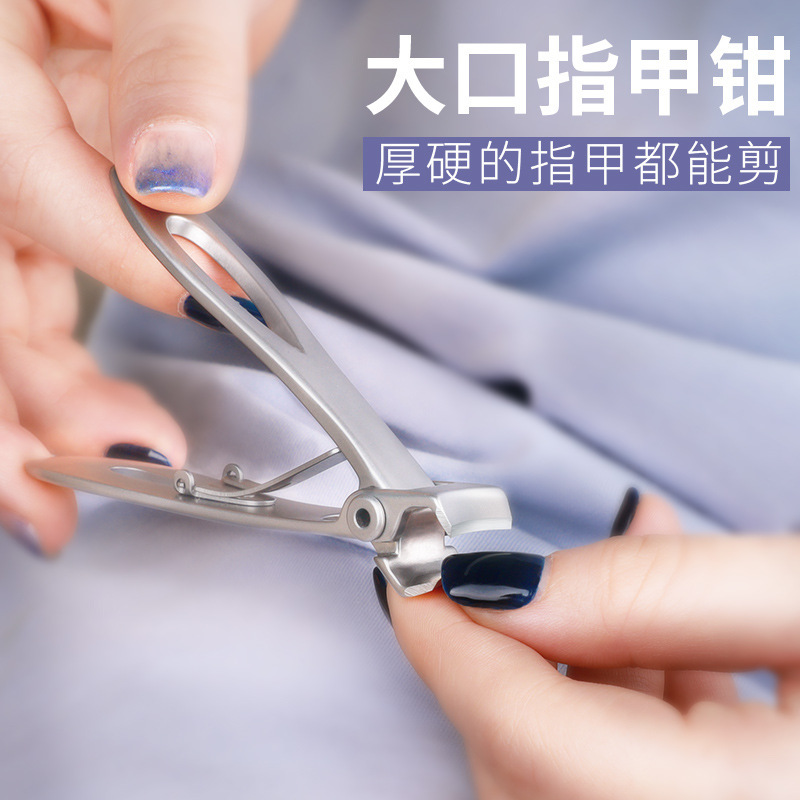 Large-opening nail clippers, powder die-cast nail clippers, specially designed for cutting thick and hard toenails, large-sized adult stainless steel nail clippers Application Scenario