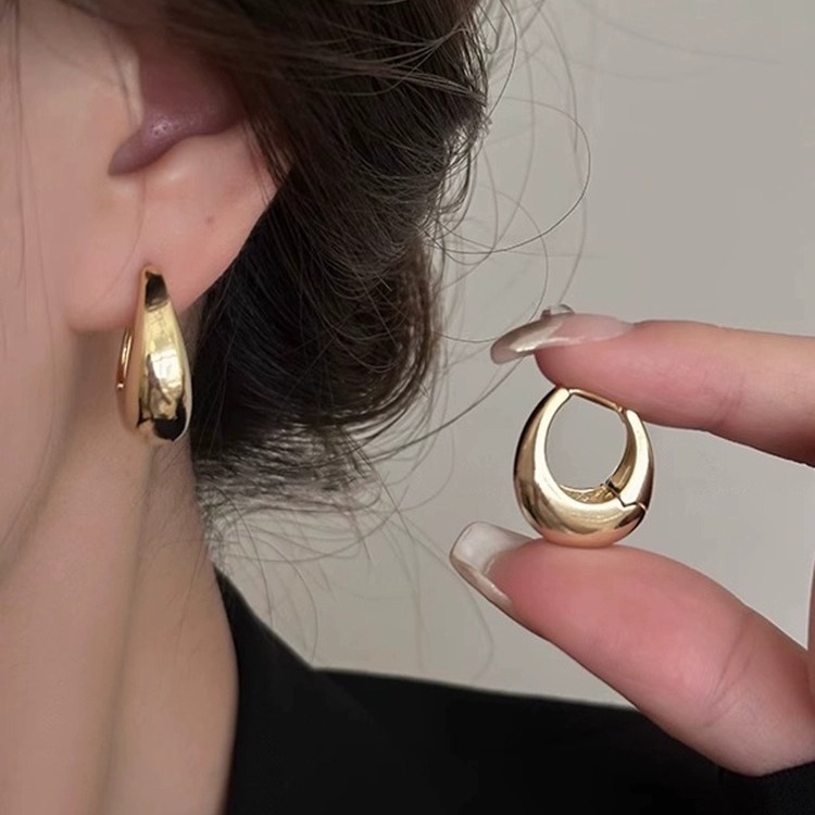 Golden water drop plain ring ear loops for women's 2023 autumn/winter trend, simple and niche design sense ear loops and earrings, cold style earrings Specification drawing