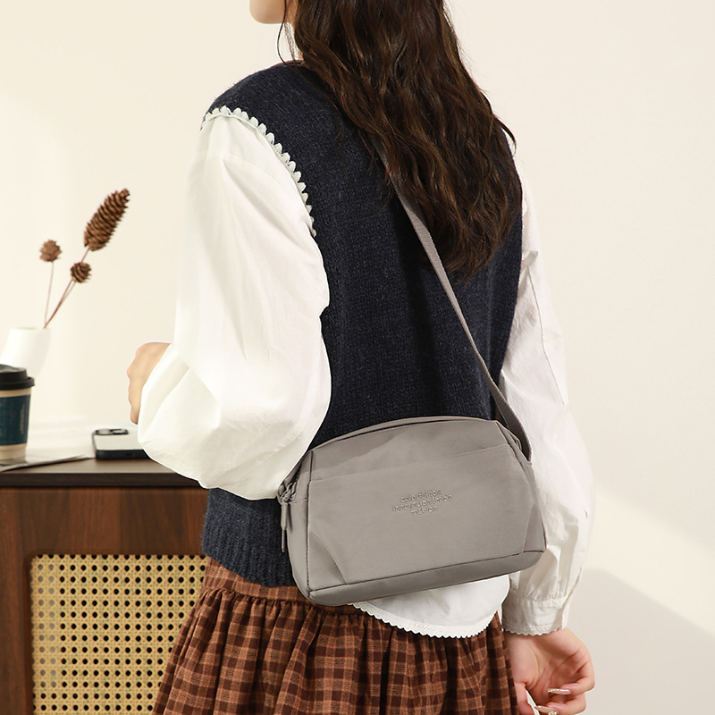 Crossbody bag, women's casual nylon large-capacity single-shoulder bag, lightweight water-resistant mom bag Specification image