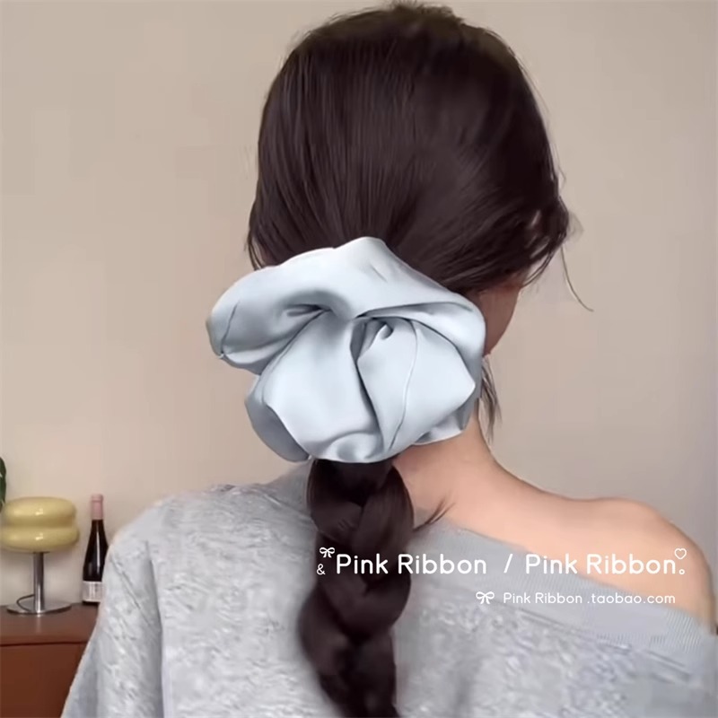 The same satin oversized large intestine hair tie as Zhao Lusi, Korean-style leather band women's hair tie, high-end bun hair tie Application Scenario
