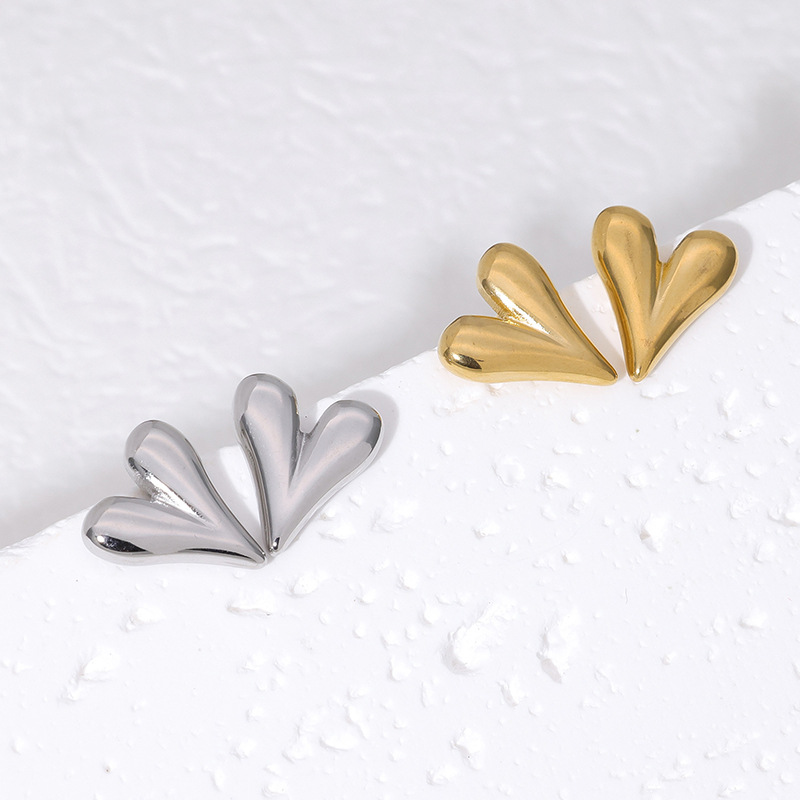 European and American ins style 18K gold-plated titanium steel ear studs, simple and fashionable heart-shaped earrings, elegant and high-end earrings wholesale Application Scenario