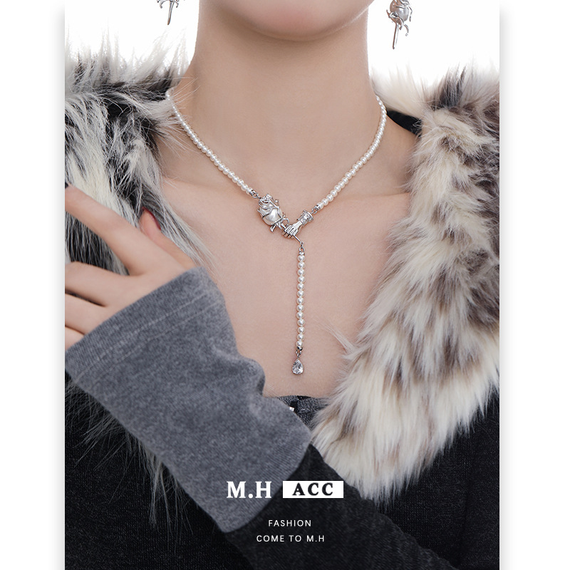The "Vine Rose" series of earrings are original designs for women, exuding a sense of high-end sophistication. They are unique, exquisite, fashionable and versatile silver needle earrings details Picture