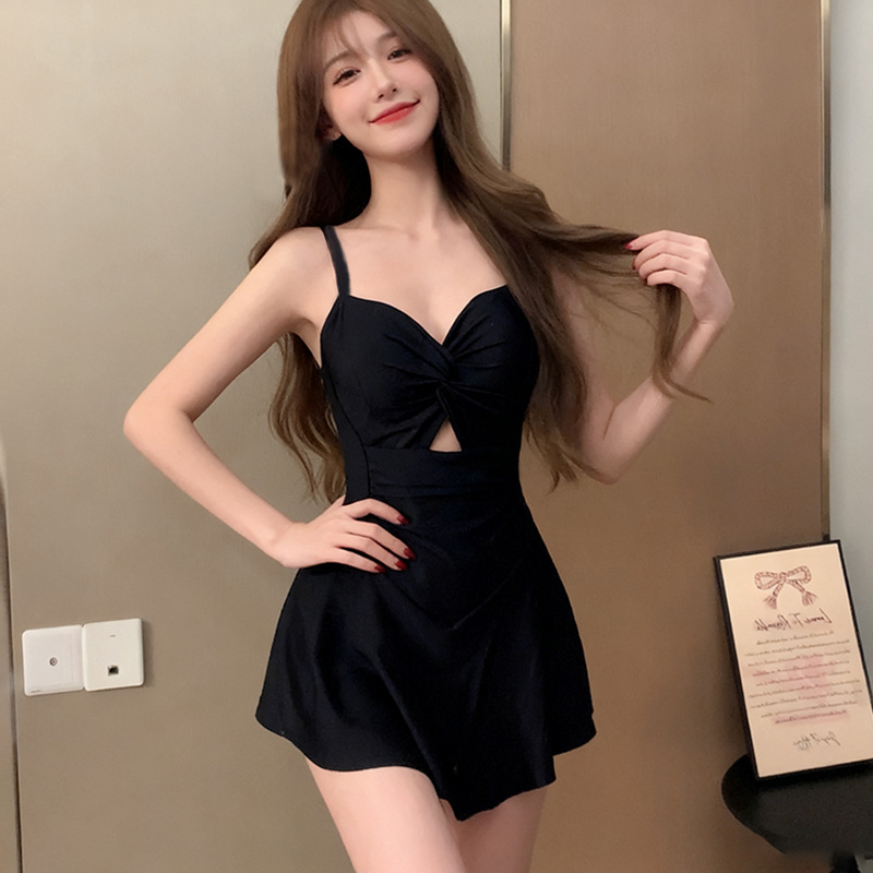 A new conservative one-piece swimsuit for women in 2026, which covers the belly and makes you look slimmer. Swimming women wear outer shirts to soak in hot springs. 125333 Specification image