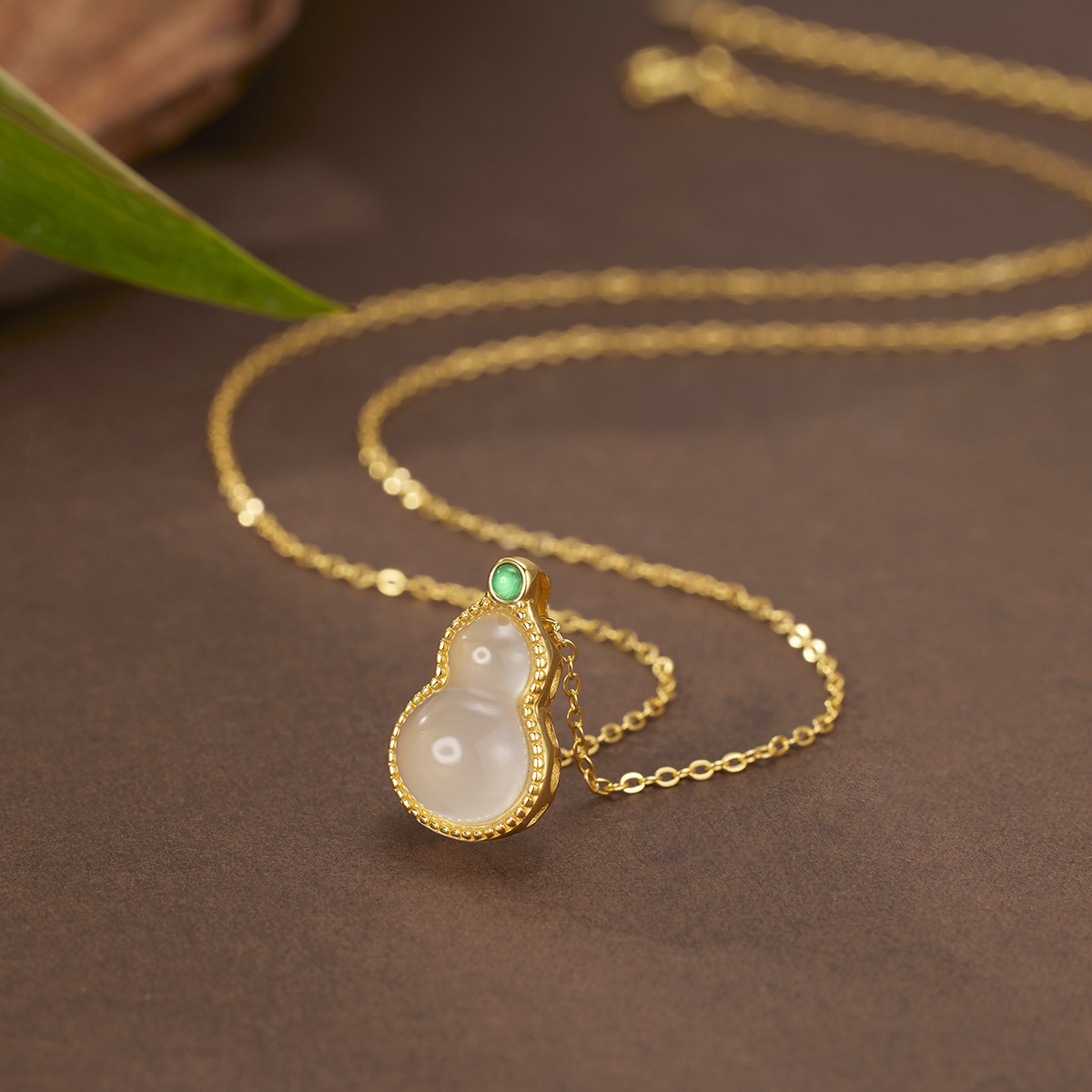 New Chinese-style high ice transparency natural white chalcedony gourd S925 silver necklace, a high-end collarbone chain that makes women look fair and elegant Application Scenario