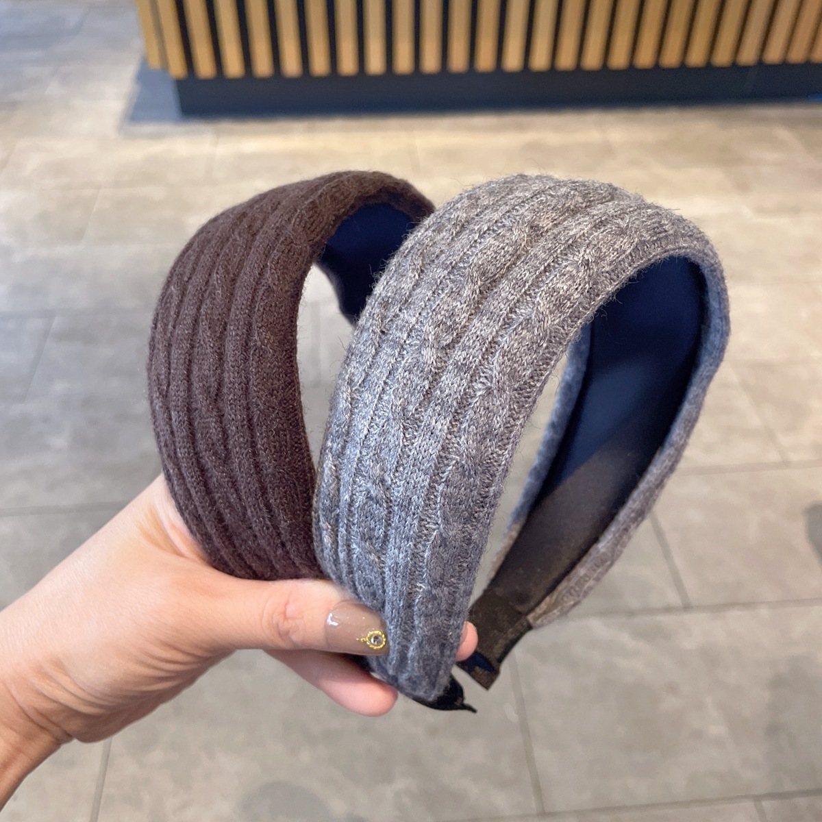 Korean-style autumn and winter woolen knitted wide-edge hair band for women, high top pressure hair band for the head, versatile for daily use, and outdoor hair clips Specification image