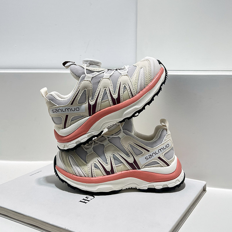 童运动鞋实物图