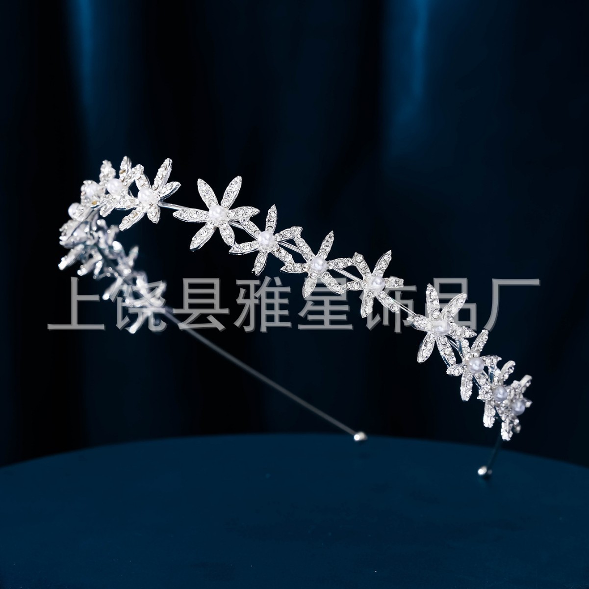 Fashionable rhinestone bride's wedding crown headband alloy flower wedding accessories photo shoot wedding dress headwear accessories for women Application Scenario