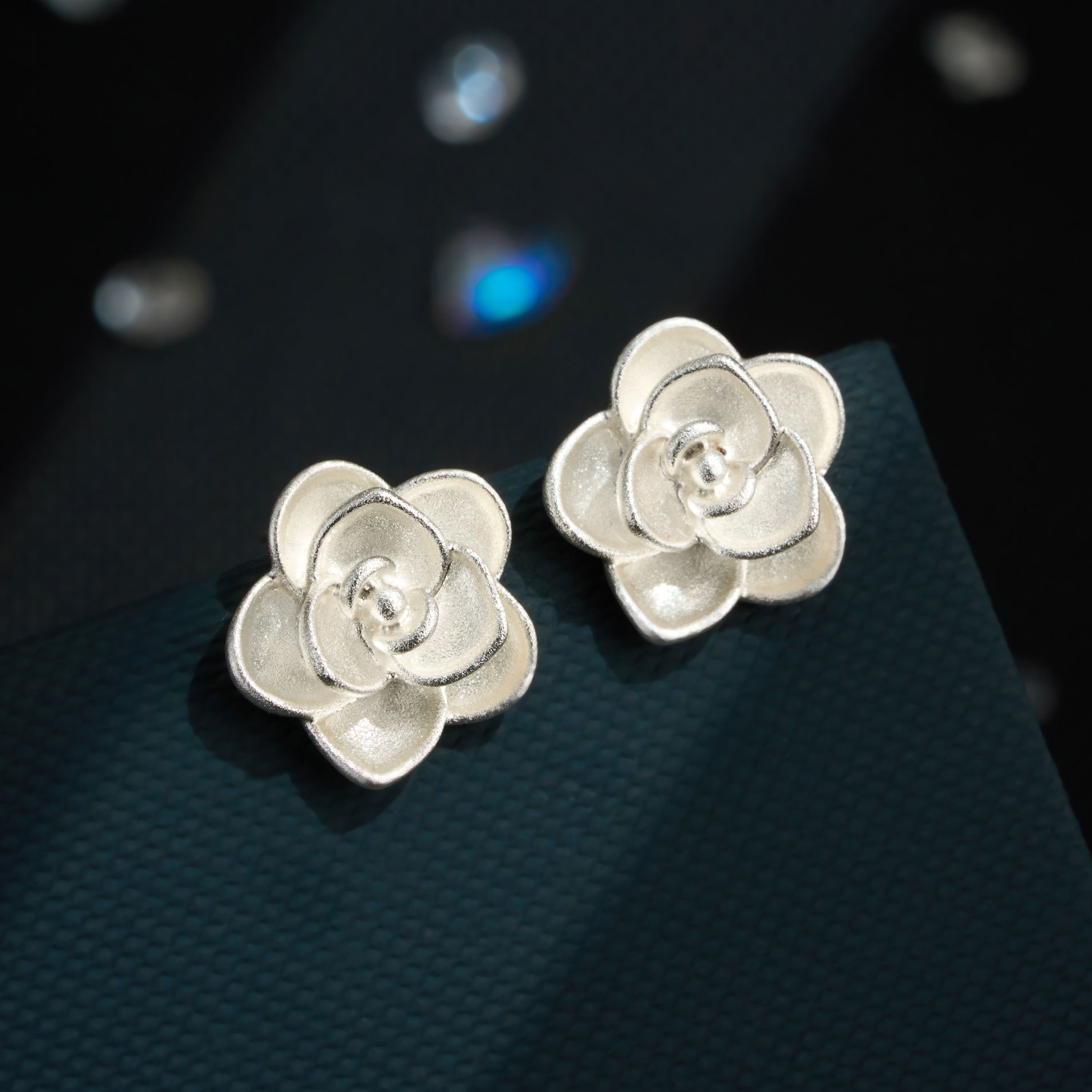 A new type of rare and versatile three-dimensional flower ear stud copper alloy sandblasted s925 silver needle light luxury high-end earrings details Picture